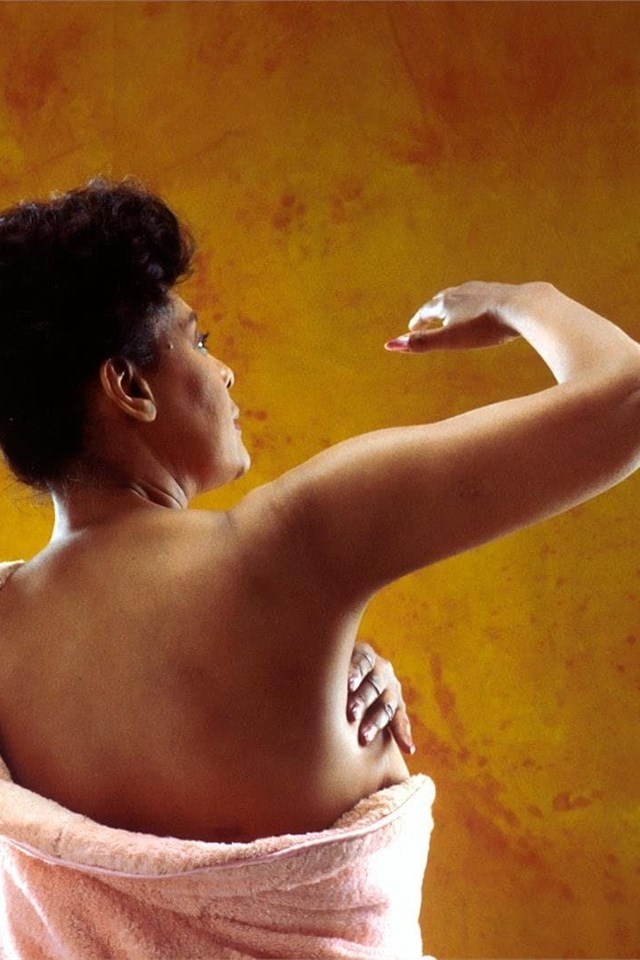 Autoexploración mamaria desde la adolescencia